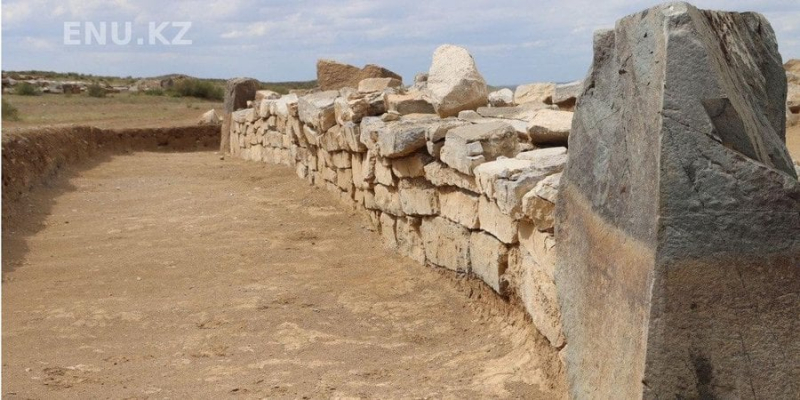 Дивовижна знахідка. У Казахстані знайшли піраміду з керамікою та прикрасами всередині