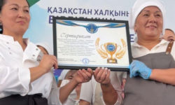 Лагман длиной почти 2 км приготовили в Алматы в День единства народа Казахстана