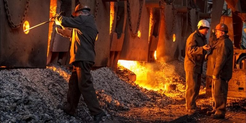 Найкраще платять металургам. В Україні на ринку праці найбільший попит на водіїв, швачок і продавців