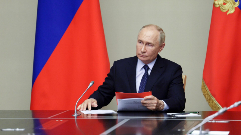 Путин заявил о стремлении России укрепить экономический суверенитет