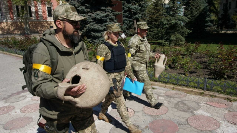 Спонтанна археологія. На Одещині бійці тероборони знайшли стародавні амфори — фото